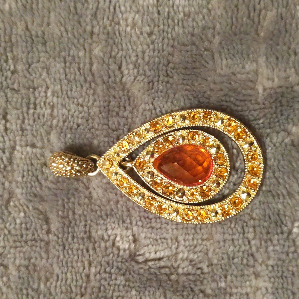 Pendant in gold and amber color